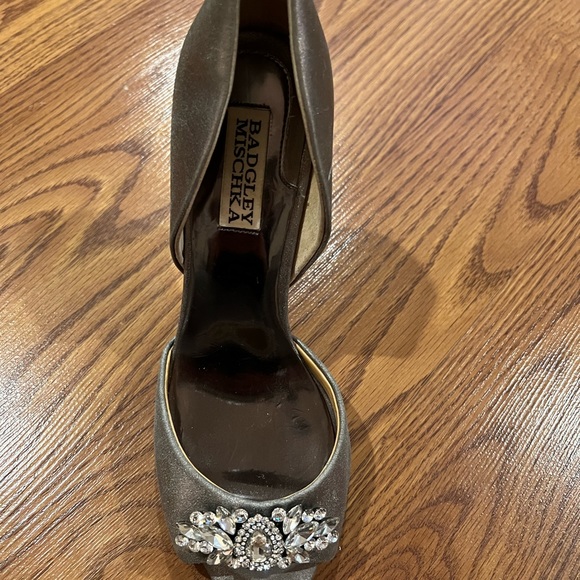 Badgley Mischka silver/ gray heels in size 7 - Picture 2 of 9